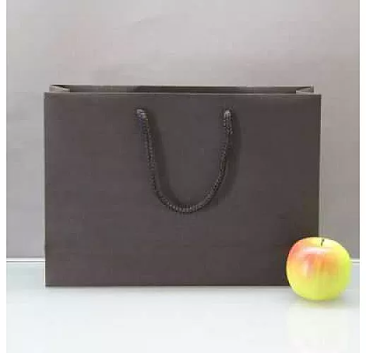 Чёрный бумажный пакет для покупок - 35 х 25 х 10 см.