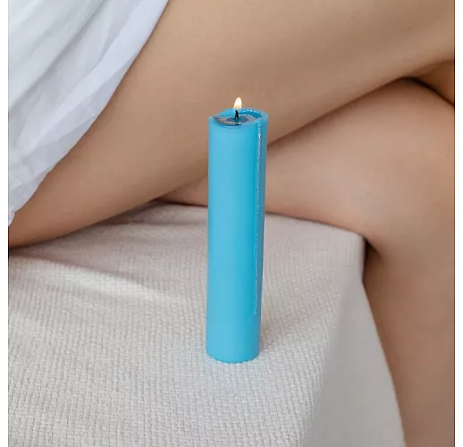 Голубая низкотемпературная БДСМ-свеча Wax Play "To Warm Up" для тактильной практики