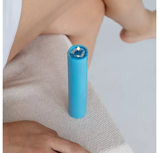 Голубая низкотемпературная БДСМ-свеча Wax Play "To Warm Up" для тактильной практики