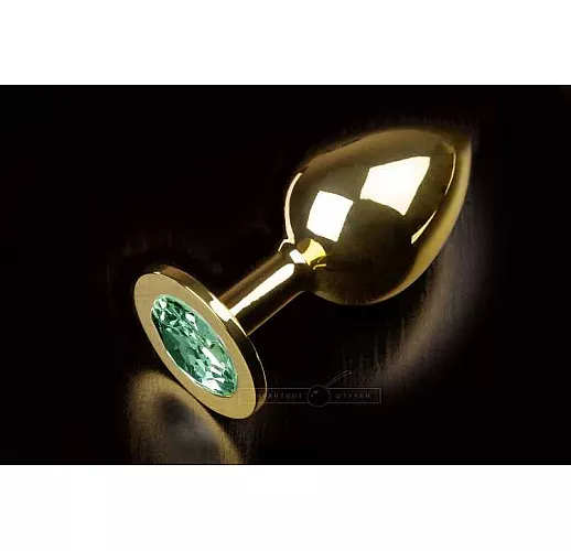 Большая золотая анальная пробка с закругленным кончиком и изумрудным кристаллом - 9 см.