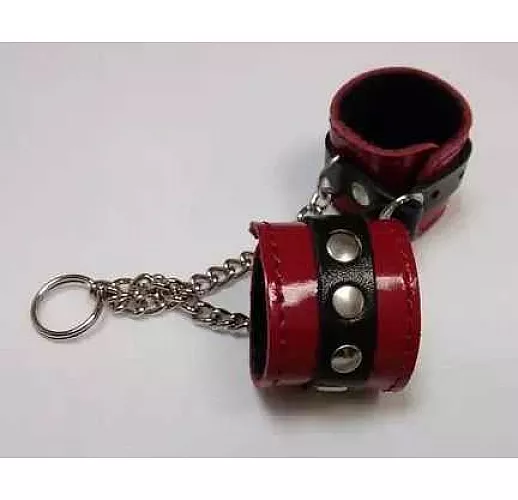 Брелок в виде красно-чёрных наручников