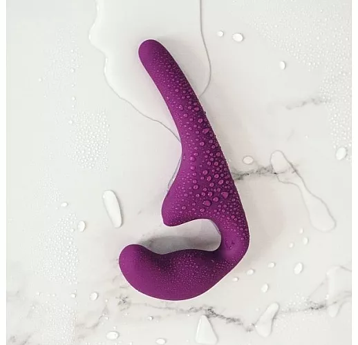 Фиолетовый силиконовый безремневой страпон Seduction Violet с клиторальным отростком - 20,5 см.