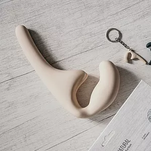 Бежевый силиконовый безремневой страпон Seduction Beige с клиторальным отростком - 20,5 см.