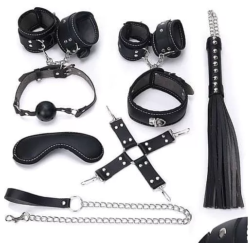 Пикантный черный набор БДСМ: маска, ошейник, кляп, фиксатор, наручники, оковы, плеть