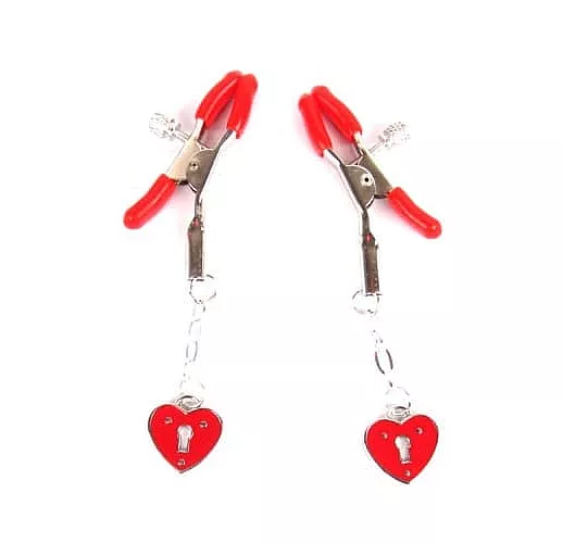 Красные металлические зажимы на соски с декором в виде сердечек на цепочке