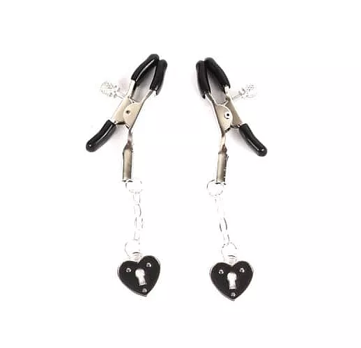 Черные металлические зажимы на соски с декором в виде сердечек на цепочке