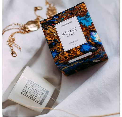 Массажная свеча "At Sunrise" с насыщенно-сладким ароматом, оттенками табака и какао - 50 мл.