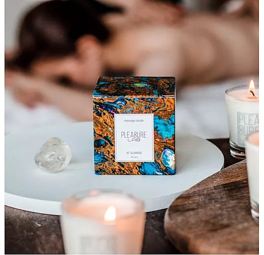Массажная свеча "At Sunrise" с насыщенно-сладким ароматом, оттенками табака и какао - 50 мл.