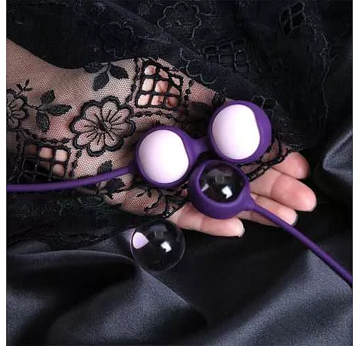 Фиолетовые вагинальные шарики Cosmo Balls с парой сменных шаров