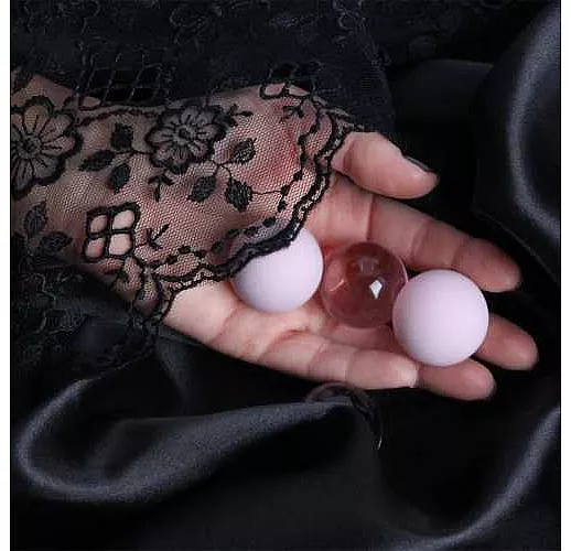 Фиолетовые вагинальные шарики Cosmo Balls с парой сменных шаров