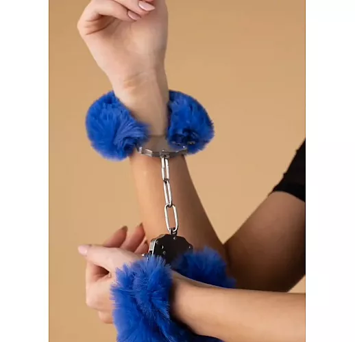 Шикарные наручники Le Frivole "Be Mine Fur" с пушистым мехом цвета кобальт