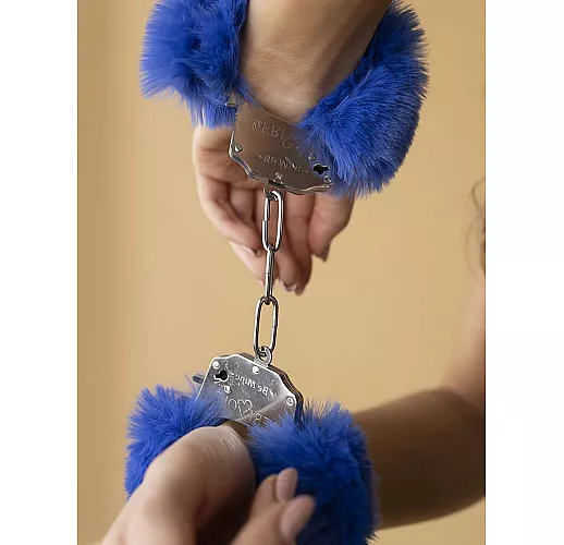 Шикарные наручники Le Frivole "Be Mine Fur" с пушистым мехом цвета кобальт