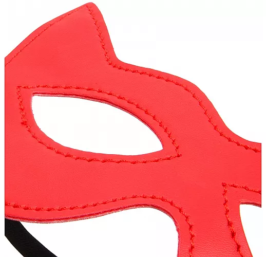 Дерзкая красная маска Notabu "Red Venture" в стиле "Дикая кошка", простроченная красными нитками