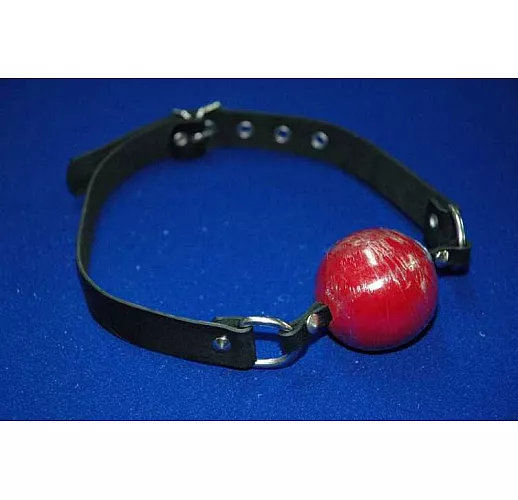 Красный кляп-шар "Замолчи" на кожаных ремешках