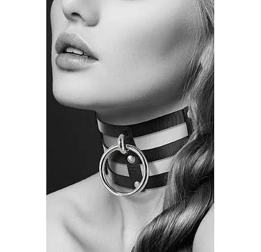 Чёрный тройной чокер с большим кольцом