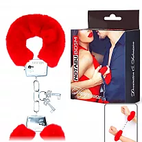 Металлические наручники Notabu D&S "Like Steel" с наружной меховой отделкой красного цвета