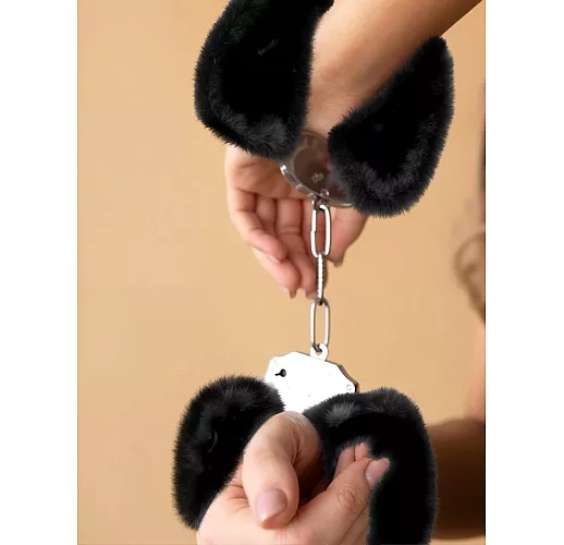 Шикарные наручники Le Frivole "Be Mine Fur" с пушистым мехом чёрного цвета