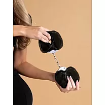 Шикарные наручники Le Frivole "Be Mine Fur" с пушистым мехом чёрного цвета