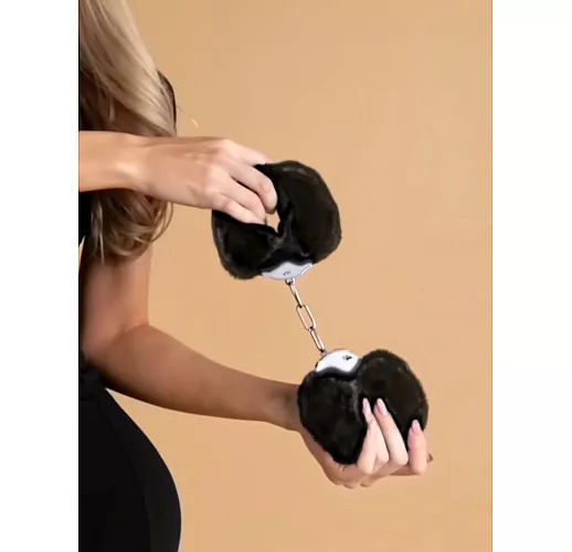 Шикарные наручники Le Frivole "Be Mine Fur" с пушистым мехом чёрного цвета