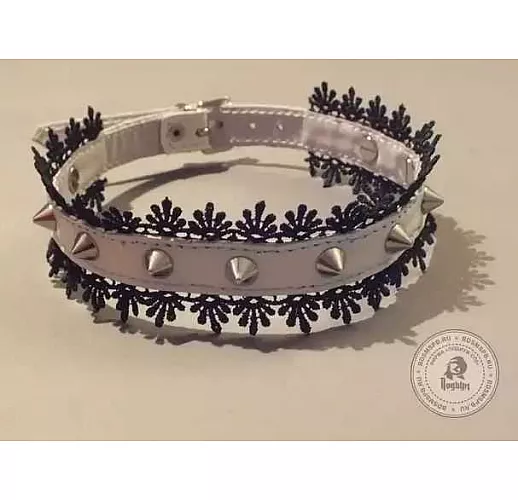 Белый ошейник с чёрным кружевом и шипами