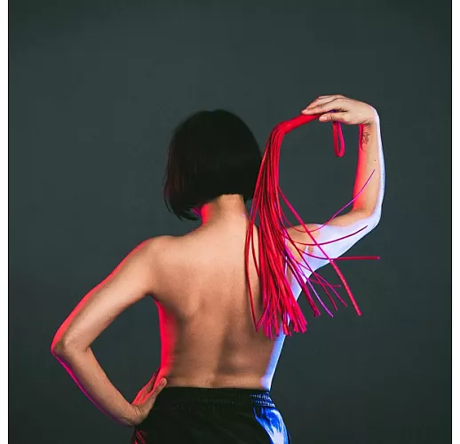 Изящная алая плеть Party Hard "Risqué" с длинными плетями - 63,5 см.