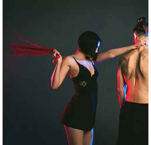 Изящная алая плеть Party Hard "Risqué" с длинными плетями - 63,5 см.