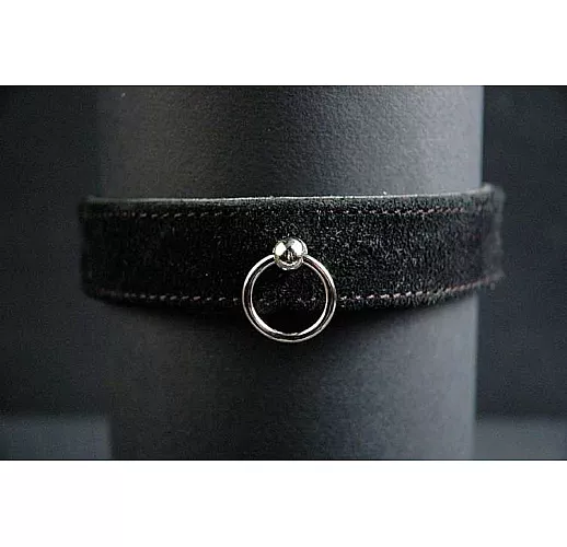 Узкий замшевый ошейник с застежкой-пряжкой и кольцом
