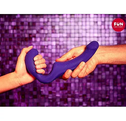 Безремневой фиолетовый страпон Share