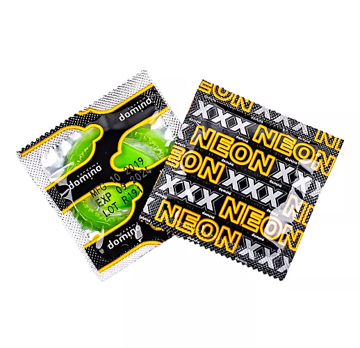 Презервативы Domino "Neon Green" прозрачно-зеленого цвета со светящимся в темноте кончиком - 3 шт.