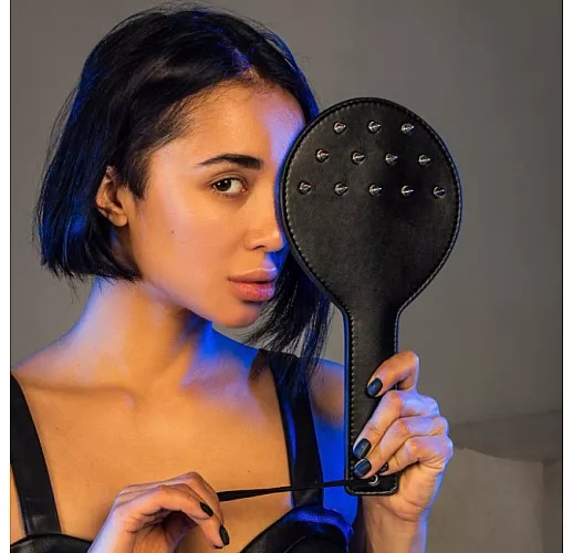 Дерзкая чёрная шлепалка Party Hard "Barb" с металлическими шипами - 30 см.