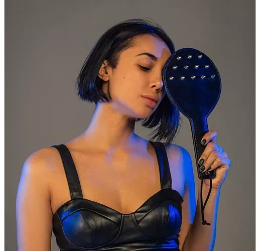 Дерзкая чёрная шлепалка Party Hard "Barb" с металлическими шипами - 30 см.