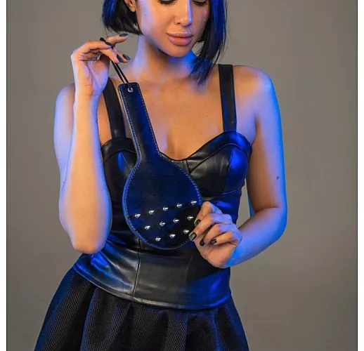 Дерзкая чёрная шлепалка Party Hard "Barb" с металлическими шипами - 30 см.