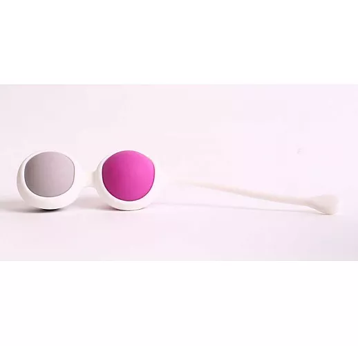 Вагинальные шарики разного веса в белом держателе